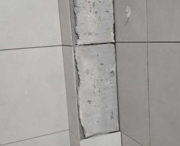 桓仁瓷砖空鼓维修公司分享下瓷砖施工前基层浇水润湿程度不足，可能导致以下问题